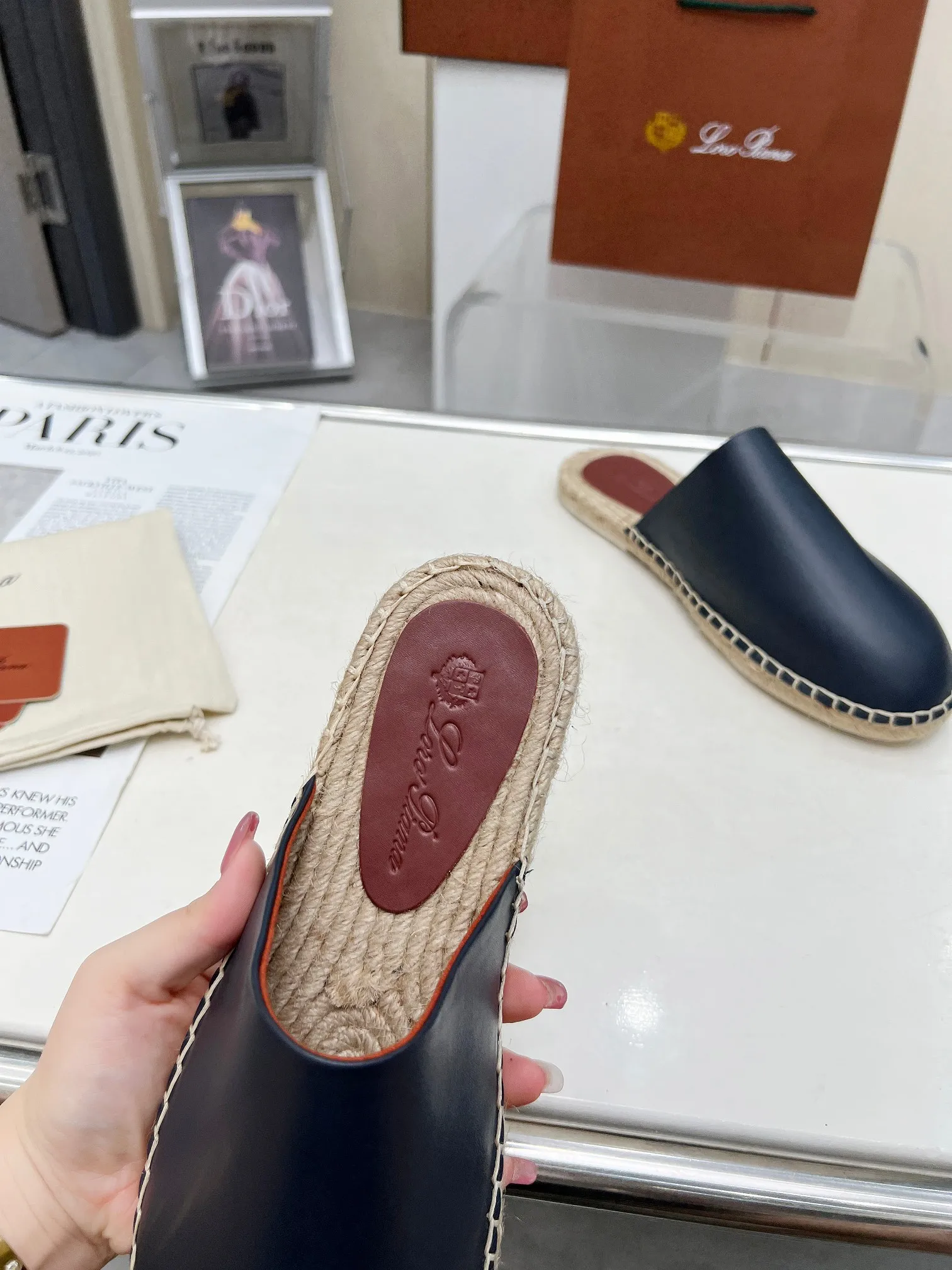 Men's men's shoes 💰520 🧚‍♂️.Loro Piana*👉Top genuine high-end fisherman's shoes and half-drag style👉Buy the original 1:1 copy💯💯💯 Founded the existing Loro Piana company on April 24, 1924. It is now the sixth generation of family business, providing high-quality products to customers who are discerning about taste and quality. ❤️Imported calfskin fabric. The lining is made of A-grade sweat-absorbent and breathable lining. 💯💯💯 Purely handmade. 💯Authentic packaging. Original one-to-one molded outsole. The favorite sandals of Middle Eastern tycoons. Code number: 39-46.
